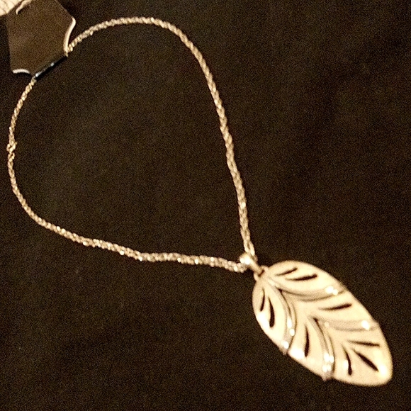 LEAF 🌿 PENDANT & CHAIN! LEAF HAS 2 JOINTED LINKS! Sturdy Silver Rope Chain ⛓️ - Picture 6 of 6